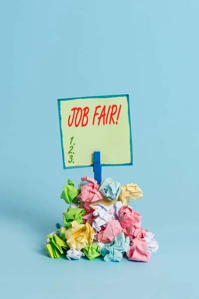 Escritura manual conceptual que muestra la Feria del Trabajo. Evento de texto de foto de negocios donde los empleadores ofrecen información sobre sus empresas Recordatorio pila de papel arrugado de color tendedero espacio de madera . — Foto de Stock