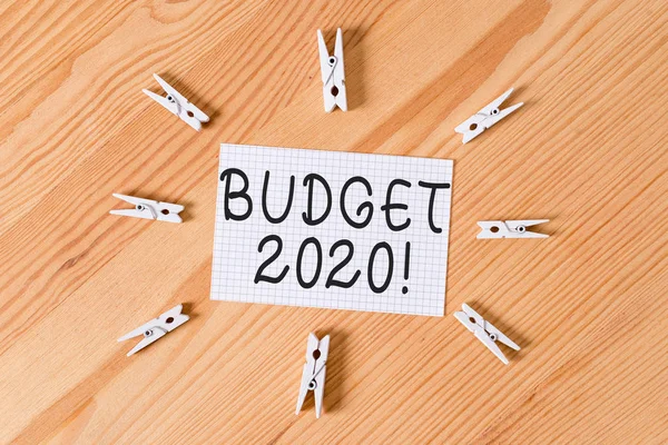 Konzeptionelle Handschrift, die den Haushalt 2020 zeigt. Geschäftstextschätzung der Einnahmen und Ausgaben für nächstes oder aktuelles Jahr farbig zerknitterte Papiere Holzboden Hintergrund Wäscheklammer. — Stockfoto