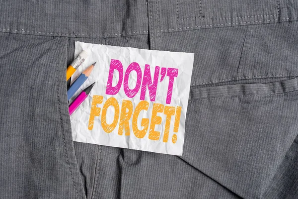 显示"不要忘记"的文本符号。概念照片用于提醒某人关于重要的事实或细节 写作设备和白纸在男人工作裤的口袋里. — 图库照片