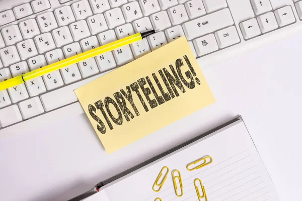 Signo de texto que muestra Storytelling. Actividad fotográfica conceptual escribiendo historias para publicarlas al público Papeles cuadrados anaranjados vacíos por el teclado de la PC con espacio de copia . — Foto de Stock