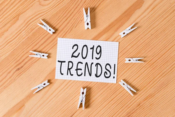 2019 Trendlerini gösteren kavramsal el yazısı. Bir şey gelişmekte olan veya değişen Renkli buruşturulmuş kağıtları ahşap zemin arka plan clothespin İş fotoğraf metin genel yön.
