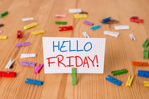 Tekst teken dat Hello Friday weergeeft. Conceptuele foto die je dit zegt voor het wensen en hopen een andere goede mooie week gekleurde wasknijper papers lege herinnering houten vloer achtergrond Office. — Stockfoto