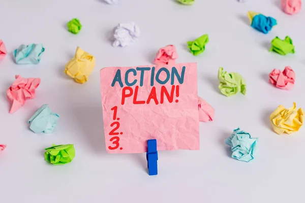 Konzeptionelle Handschrift mit Aktionsplan. Business Foto Text vorgeschlagene Strategie oder Vorgehensweise für bestimmte Zeit farbig zerknülltes Papier leer Erinnerung weißer Boden Wäscheklammer. — Stockfoto