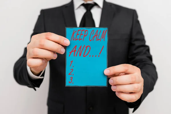 Manuscrito texto escrito Mantenha a calma e. Conceito que significa cartaz motivacional produzido pelo governo britânico . — Fotografia de Stock