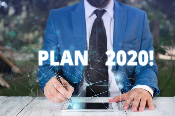 Handschrift Textplan 2020. Konzept bedeutet detaillierten Vorschlag zu tun Erreichen etwas im nächsten Jahr männlich tragen formale Arbeitsanzug präsentiert Präsentation mit intelligentem Gerät. — Stockfoto