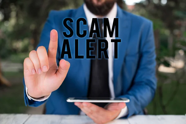 Texte d'écriture de mots Scam Alert. Concept d'affaires pour le courrier électronique non sollicité qui revendique la perspective d'une affaire Homme d'affaires avec le doigt pointant devant lui . — Photo