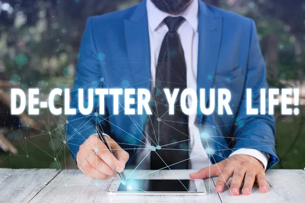 Texte manuscrit De Clutter Your Life. Concept signifiant supprimer les éléments inutiles des endroits désordonnés ou surpeuplés costume de travail formel de vêtements humains masculins présentant la présentation à l'aide d'un appareil intelligent . — Photo