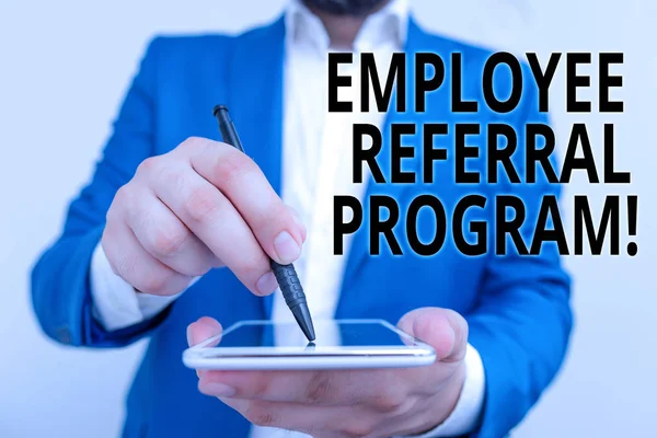 Scrierea conceptuală a mâinilor care arată programul de recomandare a angajaților. Fotografie de afaceri prezentând metoda de recrutare internă utilizată de organizații Businessman în suită albastră cu laptop îndreptat cu degetul . — Fotografie, imagine de stoc