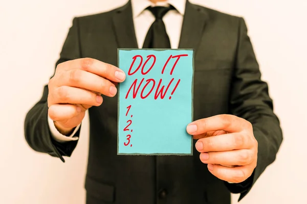 Handschriftliche Textstellen tun es jetzt. Konzept bedeutet nicht zögern und sofort anfangen zu arbeiten oder Dinge zu tun. — Stockfoto