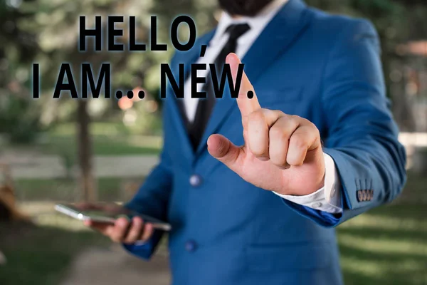 Texto de escritura de palabras Hello I Am New. Concepto de negocio para introducirse en un grupo como trabajador fresco o estudiante Empresario con el dedo en la punta delante de él . — Foto de Stock