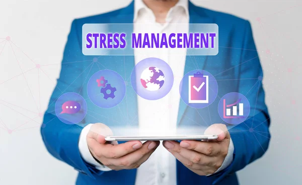 Word Schrijf tekst stress management. Bedrijfsconcept voor methode om stress en de effecten ervan te beperken door te leren hoe mannelijke menselijke slijtage formeel werk pak presentatie presenteren met behulp van smartapparaat. — Stockfoto