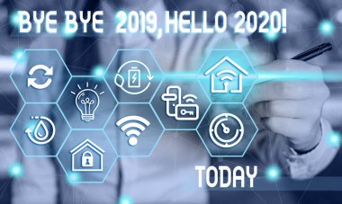 Bye Bye 2019 Merhaba 2020 gösteren metin işareti. Kavramsal fotoğraf geçen yıl veda ve hoş geldiniz başka bir kadın insan giyim resmi iş elbisesi sunum sunan akıllı cihaz.