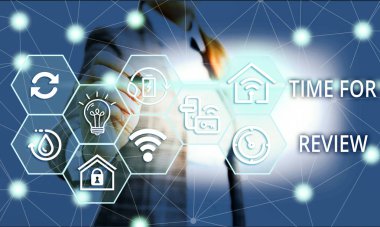 El yazısı metin yazma Time For Review için. Kavram anlamı bir sistemin veya durumun resmi incelemesinde kadın giyim resmi iş elbisesi sunum sunan akıllı cihaz.