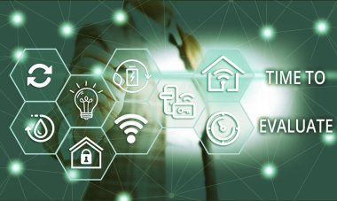 El yazısı metin yazma Zaman Değerlendirmek için. Kavramı anlamı onun değeri veya önemi ile ilgili bir şey yargıç Kadın insan giyim resmi iş elbisesi sunum sunan akıllı cihaz kullanımı.