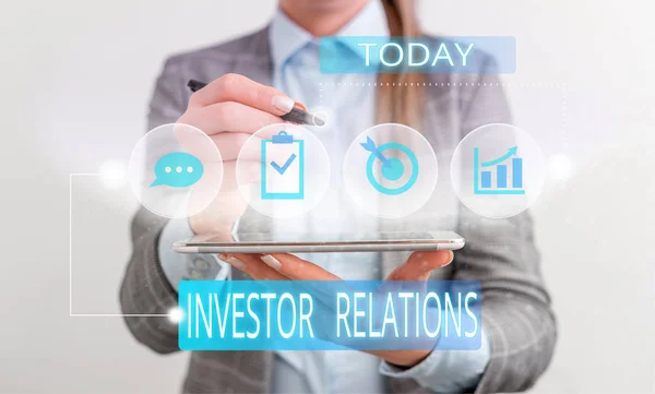 Handskrifts text investerarrelationer. Koncept som betyder analysisagement ansvar som integrerar finansiera kvinnliga mänskliga slitage formell arbetsdräkt presentera presentation använda smart enhet. — Stockfoto