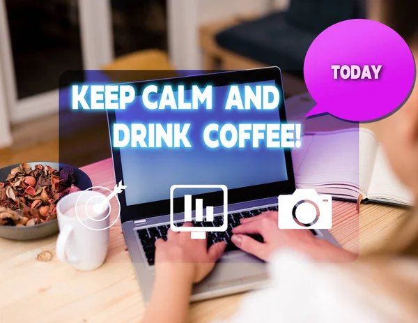 落ち着いてコーヒーを飲むというテキスト記号。概念的な写真は、カフェインドリンクを楽しみ、リラックス女性アイコンコンピュータスピーチバブルオフィス供給技術デバイスを奨励します. — ストック写真