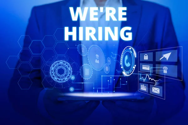 İşe Aldığımızı gösteren bir metin işareti. Uygulamaları gözden geçirme ve adayları bulma kavramsal fotoğraf süreci Akıllı cihaz kullanarak sunum sunan erkek insan giyim resmi iş elbisesi.