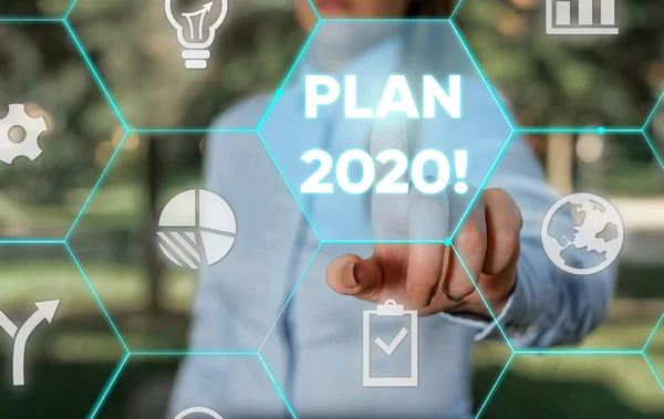 Woord schrijf tekst plan 2020. Business concept voor gedetailleerd voorstel doet iets doen volgend jaar vrouwelijke menselijke slijtage formele werk pak presentatie presenteren gebruik smartapparaat. — Stockfoto