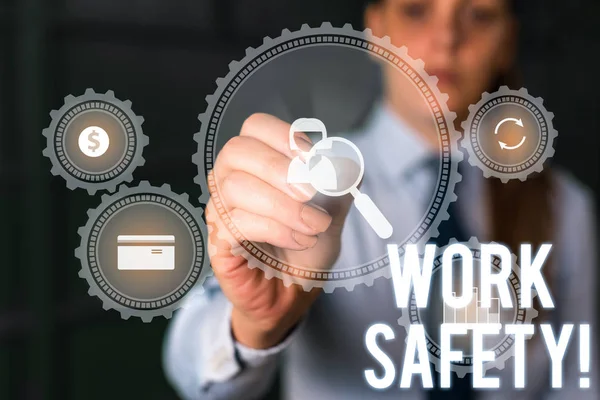 Kelime yazma metni İş Güvenliği. Çalışanların sağlığını sağlamak için uygulanan politika ve prosedürler için iş konsepti Kadın akıllı cihaz kullanarak sunum sunan resmi iş elbisesi giymek.