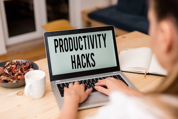 Texte manuscrit Productivité Hacks. Concept signifiant astuces que vous obtenez plus fait dans la même quantité de temps femme ordinateur portable smartphone tasse fournitures de bureau appareils technologiques . — Photo