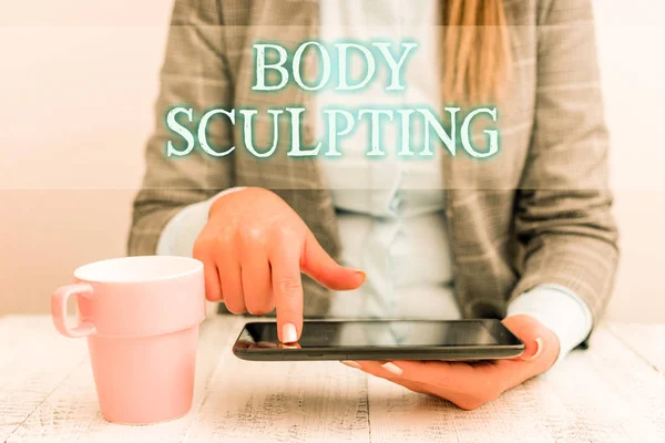 Écriture manuscrite de texte Body Sculpting. Concept signifiant activité de l'augmentation du corps s est visible tonus musculaire Femme d'affaires assis avec téléphone portable et tasse de café sur la table . — Photo