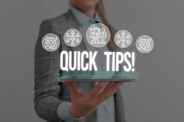 Escribir nota mostrando consejos rápidos. Foto de negocios mostrando pequeño pero particularmente útil pedazo de consejos prácticos Mujer llevar traje de trabajo formal que presenta la presentación utilizando un dispositivo inteligente . — Foto de Stock