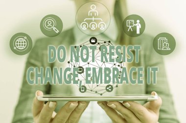 Don't Resist Change Embrace It. İş fotoğraf vitrin gösteren not açik yeni şeyler deneyin Pozitif Kadın insan giyim resmi iş elbisesi sunan akıllı cihaz.