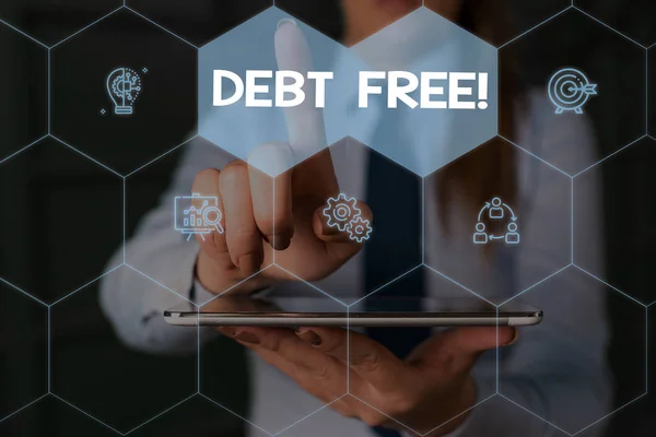 Debt Free'i gösteren bir not yazıyorum. İş fotoğraf vitrin herhangi bir kişi veya şirketlere herhangi bir para ya da bir şeyler sahibi değil Kadın akıllı cihaz kullanarak sunum sunan resmi iş elbisesi giymek. — Stok fotoğraf