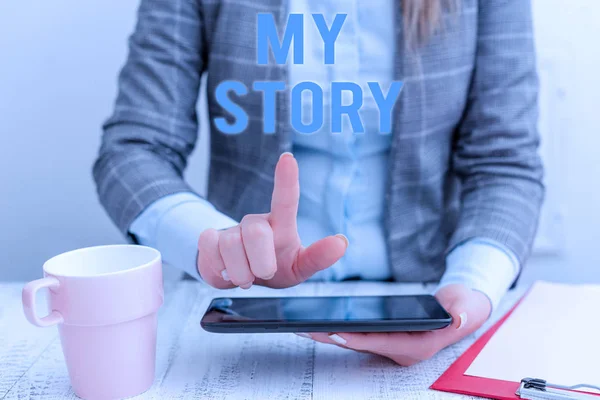 Conceptuele hand schrijven waarin mijn verhaal wordt weergegeven. Zakelijke fotopresentatie van de dingen of situaties die zijn gebeurd met iemand in leven zakenvrouw zitten met mobiele telefoon en kopje koffie. — Stockfoto