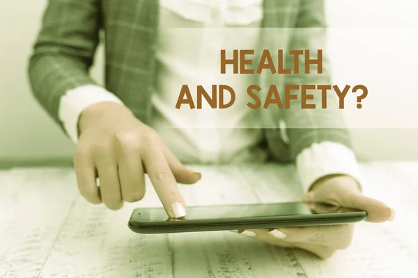 Word írás szöveg egészségügyi és biztonsági kérdés. A baleset vagy sérülés megelőzésére irányuló szabályozások és eljárások üzleti koncepció üzleti koncepció mobiltelefonnal a kézben. — Stock Fotó