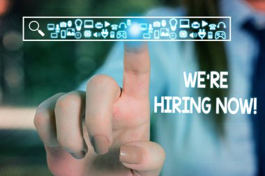 İşe Şimdi İşe Aldığımızı gösteren bir metin işareti. Kavramsal fotoğraf son zamanlarda birini istihdam veya belirli bir iş yapmak için birisi ödemek Kadın akıllı cihaz kullanarak sunum sunan resmi iş elbisesi giymek.