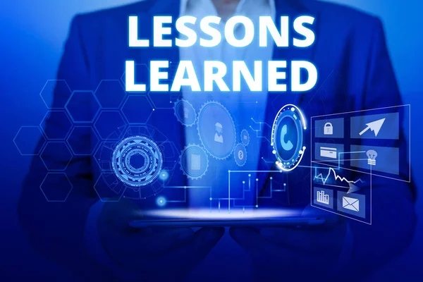 Öğrenilen Dersleri gösteren metin işareti. Kavramsal fotoğraf bilgi veya anlayış deneyim erkek giyim resmi iş elbisesi akıllı cihaz kullanarak sunum sunan elde.