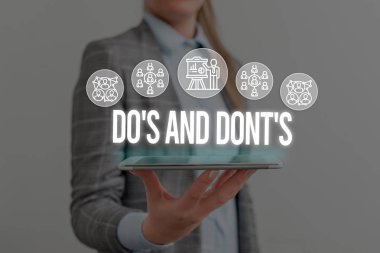 Do S And Dont S. Business fotoğraf bazı faaliyet veya eylemlerle ilgili Kuralları veya gelenekleri sergileyen gösteren not yazma Kadın akıllı cihaz kullanarak sunum sunan resmi iş elbisesi giymek.
