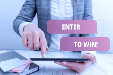 Enter To Win'i gösteren not yazma. Elinde cep telefonu ile ödül şans kazanma ödülü İş konsepti için bir değer alışverişi gösteren İş fotoğraf vitrin.