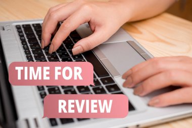 El yazısı metin yazma Time For Review için. Kavramı resmi muayene kadın dizüstü bilgisayar akıllı telefon kupa ofis teknolojik cihazlar malzemeleri bir sistem veya durumun gözden geçirilmesi anlamı.