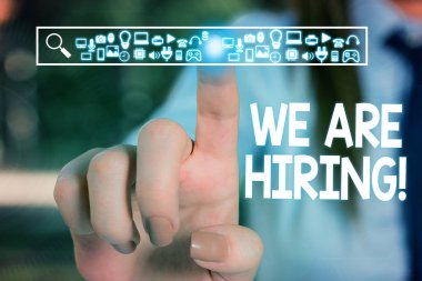 İşe Aldığımızı gösteren bir metin işareti. Kavramsal fotoğraf son zamanlarda birini istihdam veya belirli bir iş yapmak için birisi ödeme Kadın akıllı cihaz kullanarak sunum sunan resmi iş elbisesi giymek.