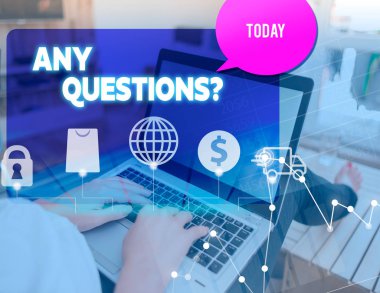 El yazısı metin Herhangi Bir Soru Soru. Kavram bir şey kadın simgeleri bilgisayar konuşma kabarcık ofis malzemeleri teknolojik cihaz hakkında gösteren sormak için sipariş yazmak demek anlamı.