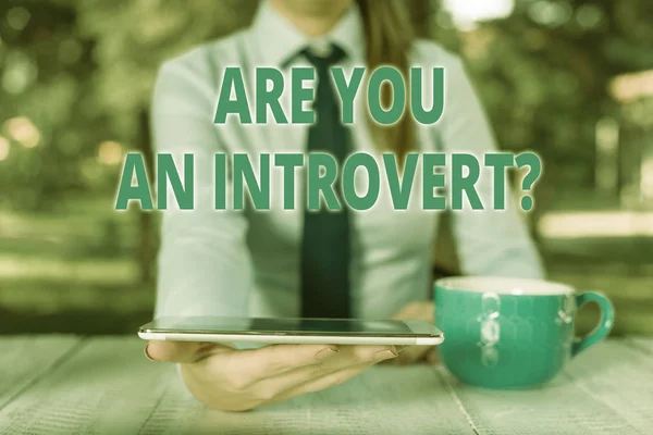 El yazısı metin Bir Introvertquestion misiniz. Kavram anlamı kim içe zihinsel İş kadın kahve ve cep telefonu fincan ile masanın yanında oturan açmak eğilimindedir gösteren. — Stok fotoğraf