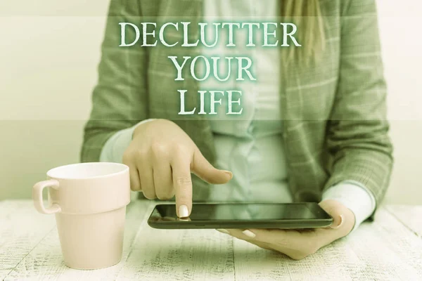 Escritura a mano de texto De Clutter Your Life. Concepto que significa eliminar elementos innecesarios de lugares desordenados o hacinados Mujer de negocios sentada con teléfono móvil y taza de café en la mesa . — Foto de Stock