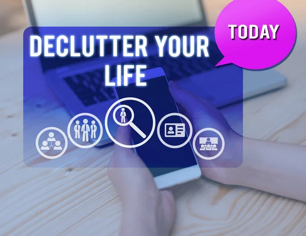De Clutter Your Life gösteren kavramsal el yazısı. İş fotoğraf vitrin düzensiz veya aşırı kalabalık yerlerden gereksiz öğeleri kaldırmak kadın akıllı telefon konuşma kabarcık ofis malzemeleri teknoloji. — Stok fotoğraf