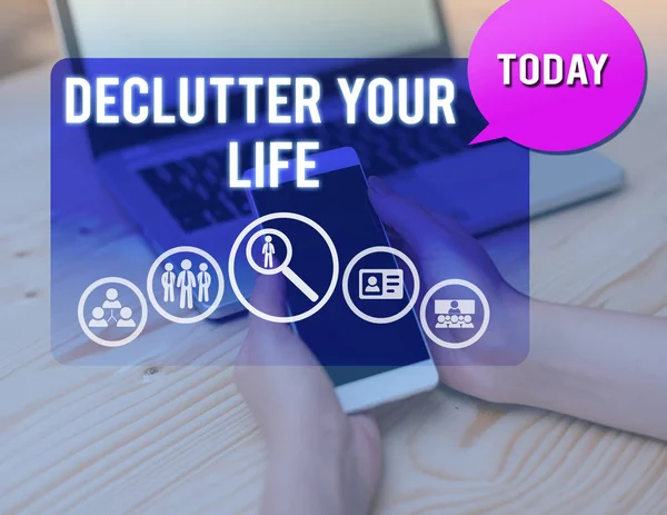 Escrita conceitual mostrando De Clutter Your Life. Foto de negócios mostrando remover itens desnecessários de lugares desarrumados ou superlotados mulher smartphone fala bolha escritório suprimentos tecnologia . — Fotografia de Stock