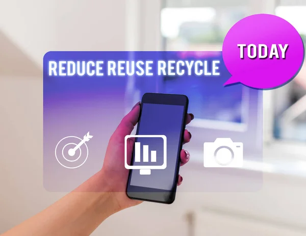 Text tecken som visar minska återanvändnings återvinning. Konceptuella foto environmentallyresponsible konsumenternas beteende kvinna ikoner smartphone tal bubbla kontorsmateriel teknisk enhet. — Stockfoto