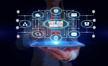 El yazısı metin Web Sitemizi ziyaret edin. Kavram web sitesine gelen ziyaretçi anlamına gelir ve kadın göz atmak için gelirleri akıllı cihaz kullanarak sunum sunan resmi iş elbisesi giymek.