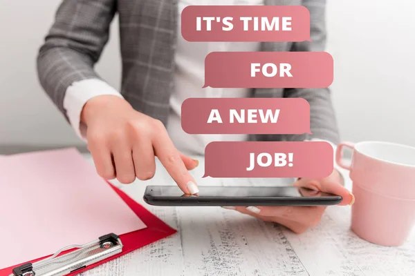 Text tecken som visar att det är dags för ett nytt jobb. Konceptuell bild med betald position regelbunden anställning affärsidé med mobiltelefon i handen. — Stockfoto