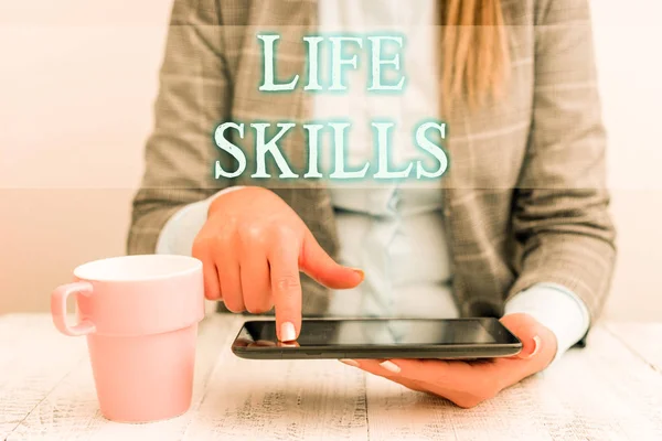 Écriture manuscrite de texte Life Skills. Concept signifiant compétence qui est nécessaire pour participer pleinement à la vie quotidienne Femme d'affaires assis avec téléphone portable et tasse de café sur la table . — Photo