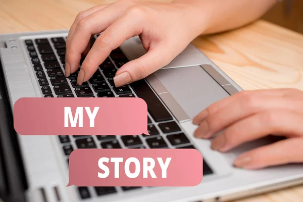 マイストーリーを書く手書きテキスト。人生の中で誰かに起こったことや状況を意味する概念は、女性のラップトップコンピュータのマグカップオフィスは、技術デバイスを供給します. — ストック写真
