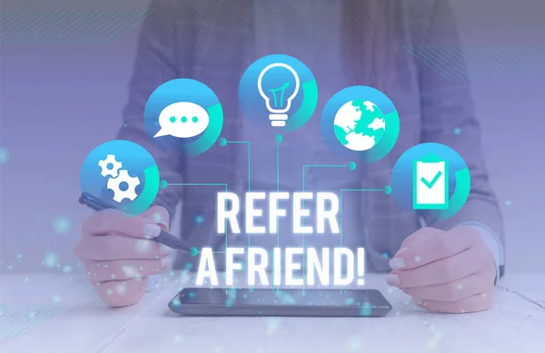 Концептуальный почерк, показывающий Refer A Friend. Деловое фото, демонстрирующее кого-то другому или посылающее ему что-то вроде подарка женщина носит официальный рабочий костюм, представляющий умное устройство . — стоковое фото