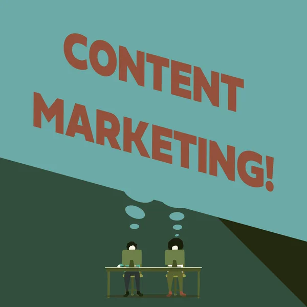 Word írás szöveg Content marketing. Üzleti koncepció magában foglalja létrehozása és megosztása az online anyagok két férfi ülés mögött íróasztal minden egy laptop megosztás üres gondolat buborék. — Stock Fotó