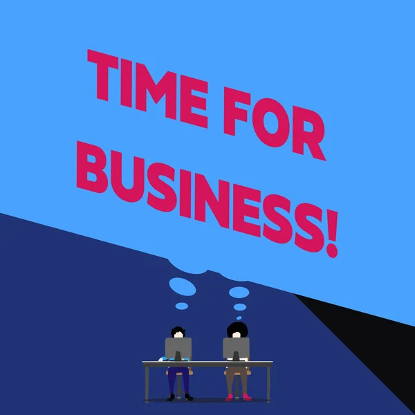 Написання тексту "Час для бізнесу". Бізнес-концепція для виконання транзакцій протягом періоду обіцяв клієнту Два чоловіки сидять за столом кожен ноутбук, що ділиться порожньою бульбашкою думок . — стокове фото