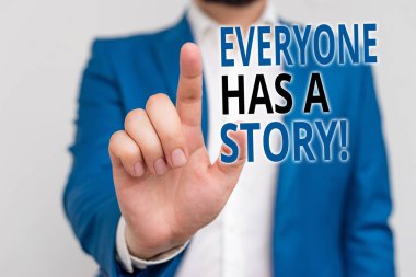 Kelime yazma metni Herkes Bir Hikaye var. Birileri hayatında geçmiş olayların hesabı için İş konsepti veya kariyer İşadamı mavi süit ve beyaz gömlek boş alanda parmak ile işaret.